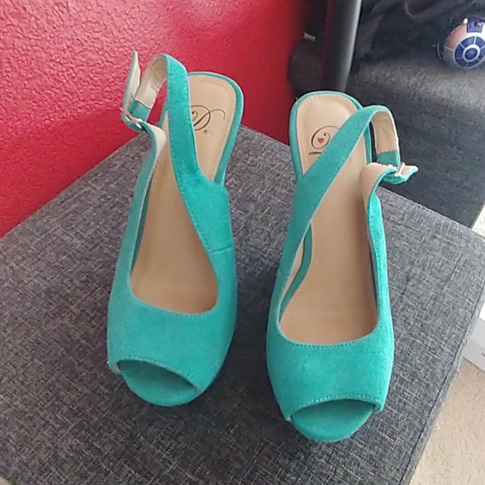 Shoe - Picture 2 of 4